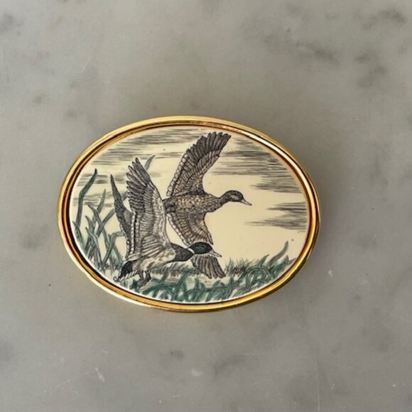 BARLOW Vintage Flying Mallard Scrimshaw Style Brooch Pin - Picture 2 of 13
